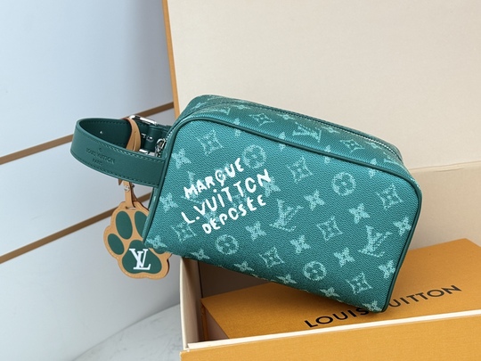 Louis Vuitton Locker Dopp Kit M12668